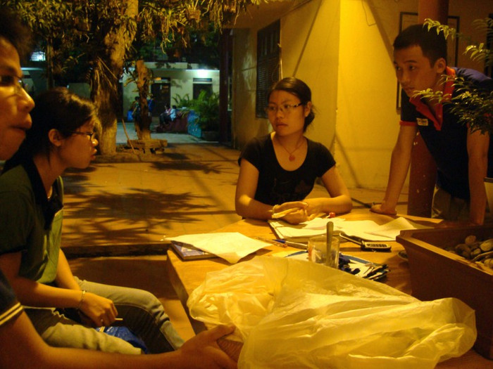 22h, các sinh viên tình nguyện vẫn hăng say làm việc, sắp xếp tình nguyện viên để đưa các sĩ tử đi làm thủ tục dự thi đúng giờ. 22h, các sinh viên tình nguyện vẫn hăng say làm việc, sắp xếp tình nguyện viên để đưa các sĩ tử đi làm thủ tục dự thi đúng giờ.