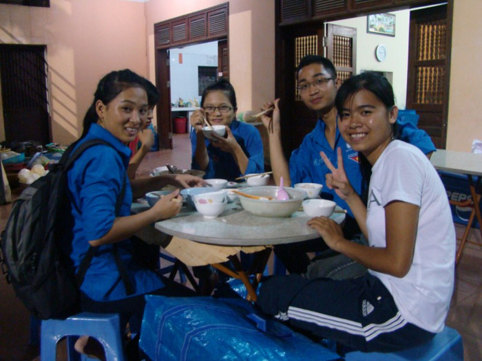 Họ là những sinh viên đến từ nhiều trường ĐH, CĐ trên địa bàn Hà Nội. Cả ngày bận rộn tại các bến xe, nhà ga, hơn 21h những sinh viên tình nguyện này mới được ăn bát cơm chay đã nguội. Họ là những sinh viên đến từ nhiều trường ĐH, CĐ trên địa bàn Hà Nội. Cả ngày bận rộn tại các bến xe, nhà ga, hơn 21h những sinh viên tình nguyện này mới được ăn bát cơm chay đã nguội.