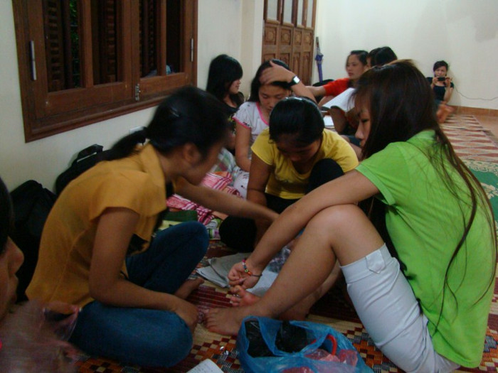 Thí sinh mới gặp nhau buổi chiều đã trở nên thân thiết và cùng nhau ôn lại bài. Thí sinh mới gặp nhau buổi chiều đã trở nên thân thiết và cùng nhau ôn lại bài.