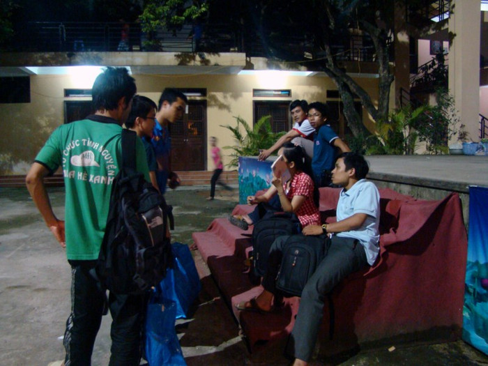 Các sinh viên tình nguyện không chỉ giúp đỡ thí sinh đảm bảo sinh hoạt, đi lại mà còn chia sẻ bí quyết thi cử với thí sinh. Các sinh viên tình nguyện không chỉ giúp đỡ thí sinh đảm bảo sinh hoạt, đi lại mà còn chia sẻ bí quyết thi cử với thí sinh.