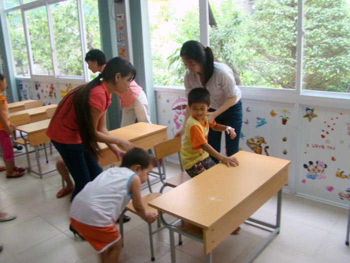 Cô chị cả Ngô Thanh Hiên và các em nhỏ cùng thu dọn bàn ghế chuẩn bị cho những tiết mục vui nhộn. >>BẤM ĐÂY XEM CẬP NHẬT ĐIỂM THI ĐẠI HỌC, CAO ĐẲNG NHANH NHẤT 2012 Cô chị cả Ngô Thanh Hiên và các em nhỏ cùng thu dọn bàn ghế chuẩn bị cho những tiết mục vui nhộn. >>BẤM ĐÂY XEM CẬP NHẬT ĐIỂM THI ĐẠI HỌC, CAO ĐẲNG NHANH NHẤT 2012