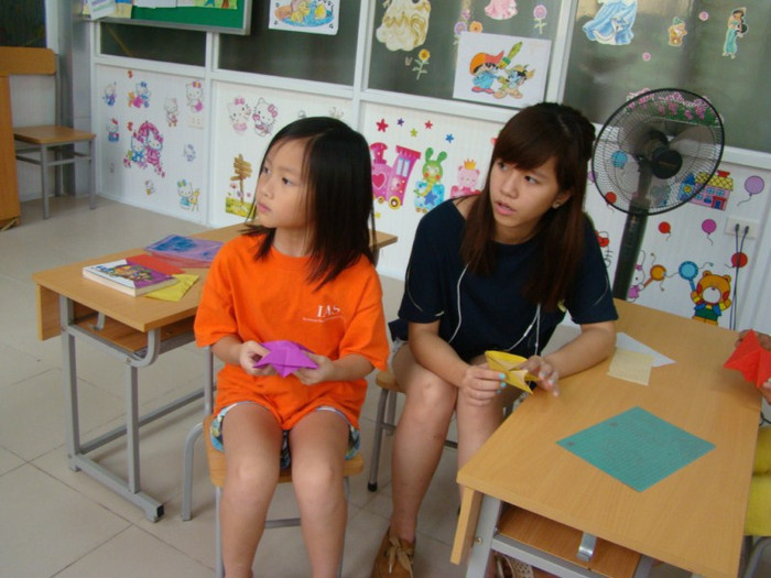 Hai chị em chăm chú theo dõi... >>BẤM ĐÂY XEM CẬP NHẬT ĐIỂM THI ĐẠI HỌC, CAO ĐẲNG NHANH NHẤT 2012 Hai chị em chăm chú theo dõi... >>BẤM ĐÂY XEM CẬP NHẬT ĐIỂM THI ĐẠI HỌC, CAO ĐẲNG NHANH NHẤT 2012