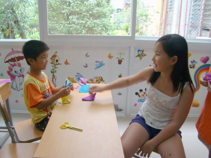 Cậu học trò nhỏ tặng cho "cô giáo" chiếc thuyển của mình. Món quà tuy nhỏ như thật sự ý nghĩa đối với Thanh Nguyên. >>BẤM ĐÂY XEM CẬP NHẬT ĐIỂM THI ĐẠI HỌC, CAO ĐẲNG NHANH NHẤT 2012 Cậu học trò nhỏ tặng cho "cô giáo" chiếc thuyển của mình. Món quà tuy nhỏ như thật sự ý nghĩa đối với Thanh Nguyên. >>BẤM ĐÂY XEM CẬP NHẬT ĐIỂM THI ĐẠI HỌC, CAO ĐẲNG NHANH NHẤT 2012