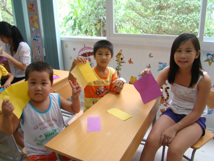 Ba chị em khoe thành quả bước đầu của "cuộc đua gấp thuyền". >>BẤM ĐÂY XEM CẬP NHẬT ĐIỂM THI ĐẠI HỌC, CAO ĐẲNG NHANH NHẤT 2012 Ba chị em khoe thành quả bước đầu của "cuộc đua gấp thuyền". >>BẤM ĐÂY XEM CẬP NHẬT ĐIỂM THI ĐẠI HỌC, CAO ĐẲNG NHANH NHẤT 2012