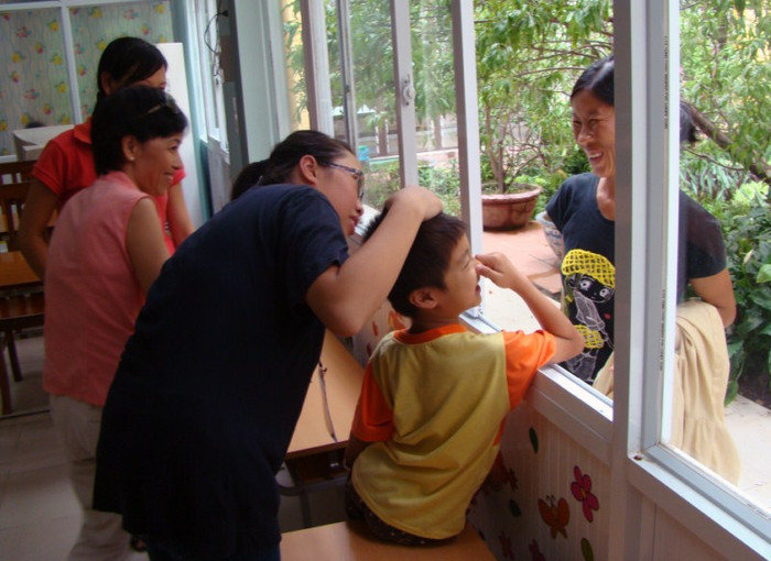 Bí quá không tìm ra bài hát nào về con vật nữa, cậu nhỏ đã chạy ra cửa sổ gọi người thân trơ giúp. >>BẤM ĐÂY XEM CẬP NHẬT ĐIỂM THI ĐẠI HỌC, CAO ĐẲNG NHANH NHẤT 2012 Bí quá không tìm ra bài hát nào về con vật nữa, cậu nhỏ đã chạy ra cửa sổ gọi người thân trơ giúp. >>BẤM ĐÂY XEM CẬP NHẬT ĐIỂM THI ĐẠI HỌC, CAO ĐẲNG NHANH NHẤT 2012