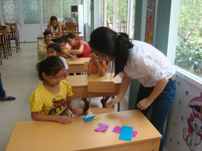 Thanh Hiên đi đến từng bàn chỉ dẫn các em nhỏ. >>BẤM ĐÂY XEM CẬP NHẬT ĐIỂM THI ĐẠI HỌC, CAO ĐẲNG NHANH NHẤT 2012 Thanh Hiên đi đến từng bàn chỉ dẫn các em nhỏ. >>BẤM ĐÂY XEM CẬP NHẬT ĐIỂM THI ĐẠI HỌC, CAO ĐẲNG NHANH NHẤT 2012