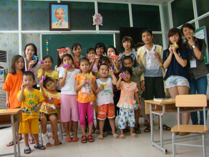 3 nàng công chúa nhà GS. Ngô Bảo Châu đã có được một ngày hoạt động ý nghĩa, mang đến niềm vui cho các bệnh nhi, đó là hát những bài hát thiếu nhi Việt, là những nụ cười rạng ngời, là những chiếc thuyển giấy nhỏ xinh... >>BẤM ĐÂY XEM CẬP NHẬT ĐIỂM THI ĐẠI HỌC, CAO ĐẲNG NHANH NHẤT 2012 3 nàng công chúa nhà GS. Ngô Bảo Châu đã có được một ngày hoạt động ý nghĩa, mang đến niềm vui cho các bệnh nhi, đó là hát những bài hát thiếu nhi Việt, là những nụ cười rạng ngời, là những chiếc thuyển giấy nhỏ xinh... >>BẤM ĐÂY XEM CẬP NHẬT ĐIỂM THI ĐẠI HỌC, CAO ĐẲNG NHANH NHẤT 2012