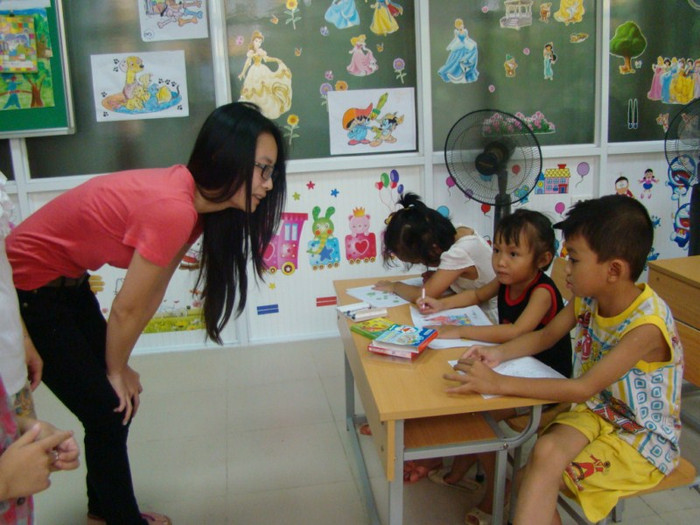 Theo bố ra nước ngoài từ khi còn bé, hiện tại các em sống tại thành phố Chicago của Hoa Kì. Thanh Hiên chia sẻ cứ mỗi năm ba chị em lại theo bố về quê 3 tháng hè. Các em rất thích tham gia các hoạt động tình nguyện. Năm 2011, các em đã theo bà nội là PGS Trần Lưu Vân Hiền tham gia phát cháo miễn phí cho các bệnh nhân tại môt số bệnh viện. Theo bố ra nước ngoài từ khi còn bé, hiện tại các em sống tại thành phố Chicago của Hoa Kì. Thanh Hiên chia sẻ cứ mỗi năm ba chị em lại theo bố về quê 3 tháng hè. Các em rất thích tham gia các hoạt động tình nguyện. Năm 2011, các em đã theo bà nội là PGS Trần Lưu Vân Hiền tham gia phát cháo miễn phí cho các bệnh nhân tại môt số bệnh viện.