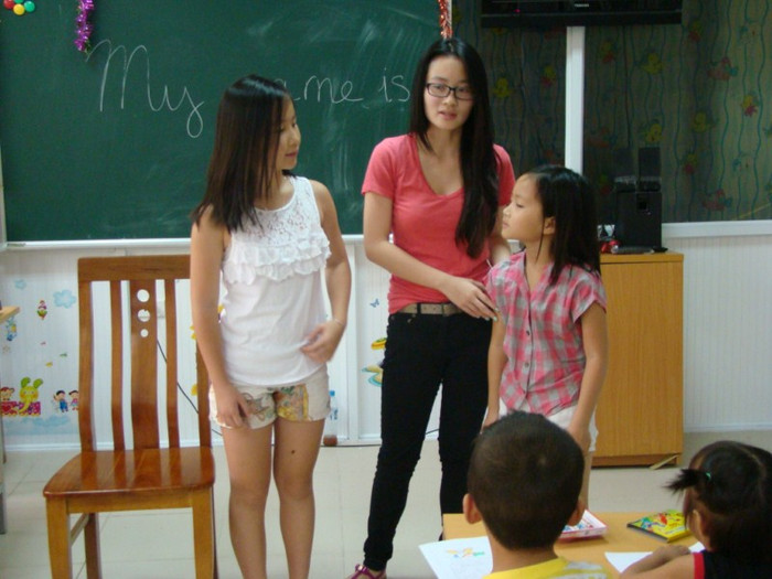 Sáng 19 - 7, ba cô con gái của nhà GS Ngô Bảo Châu: Ngô Thanh Hiên, Ngô Thanh Nguyên, Ngô Hiên An đã tham gia tình nguyện tại Lớp học Hy vọng của Báo Giáo dục VIệt Nam tại Bệnh viện Nhi Trung ương Sáng 19 - 7, ba cô con gái của nhà GS Ngô Bảo Châu: Ngô Thanh Hiên, Ngô Thanh Nguyên, Ngô Hiên An đã tham gia tình nguyện tại Lớp học Hy vọng của Báo Giáo dục VIệt Nam tại Bệnh viện Nhi Trung ương