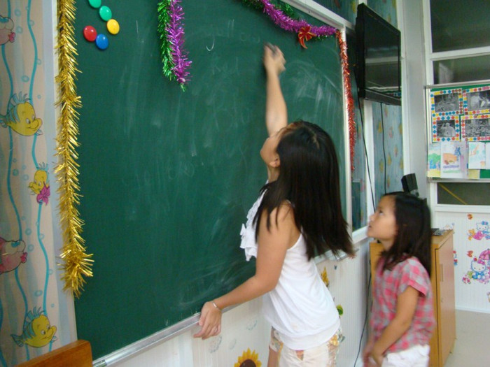 Cô em Thanh Nguyên cũng rất tích cực hỗ trợ chị gái giảng bài Cô em Thanh Nguyên cũng rất tích cực hỗ trợ chị gái giảng bài