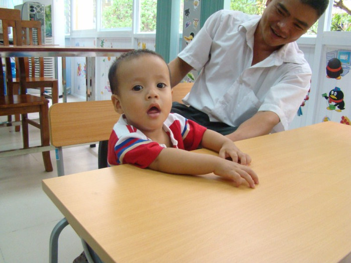 Cậu bé 15 tháng cũng theo anh chị lớn xuống lớp học Cậu bé 15 tháng cũng theo anh chị lớn xuống lớp học