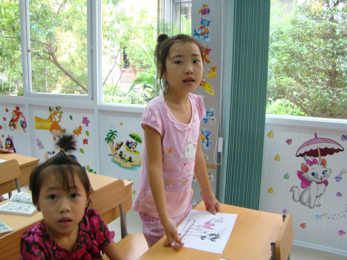 Các em bé dù đang mang bệnh tật song vẫn rất hứng thú với buổi học tiếng Anh của các "cô giáo nhỏ" Các em bé dù đang mang bệnh tật song vẫn rất hứng thú với buổi học tiếng Anh của các "cô giáo nhỏ"