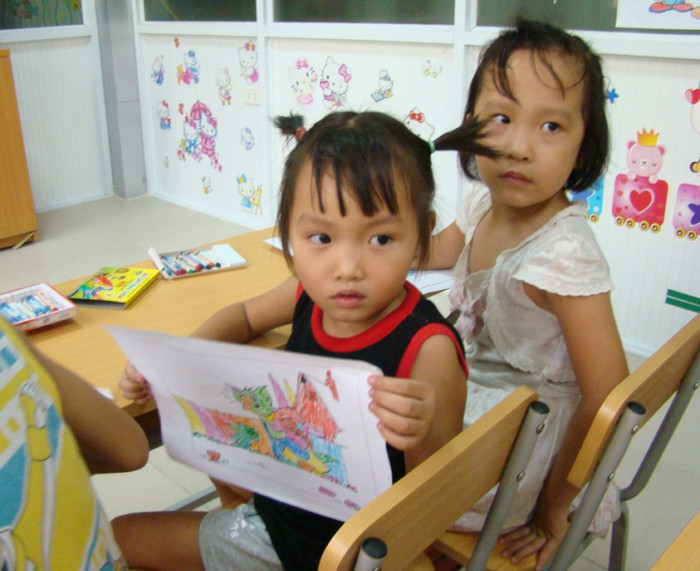 Em bé khoe bức tranh Tom và Jerry vừa tô màu Em bé khoe bức tranh Tom và Jerry vừa tô màu