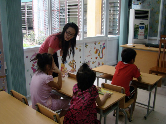 Chị cả Thanh Hiên dù mới 17 tuổi nhưng tỏ ra rất chững chạc, quan tâm đến từng em nhỏ, hướng dẫn từng bệnh nhi cách phát âm cho chuẩn nhất. Chị cả Thanh Hiên dù mới 17 tuổi nhưng tỏ ra rất chững chạc, quan tâm đến từng em nhỏ, hướng dẫn từng bệnh nhi cách phát âm cho chuẩn nhất.