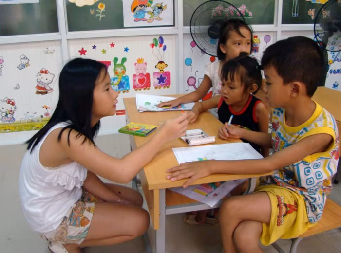 Thanh Nguyên đến với từng bệnh nhân hướng dẫn cách nói tiếng Anh cho các bạn.