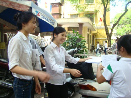 Sĩ tử chuẩn bị vào phòng thi (ảnh Bích Thảo)