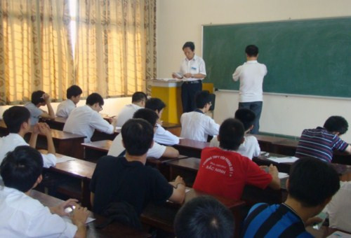 Thí sinh chuẩn bị làm bài thi (ảnh Bích Thảo) Thí sinh chuẩn bị làm bài thi (ảnh Bích Thảo)