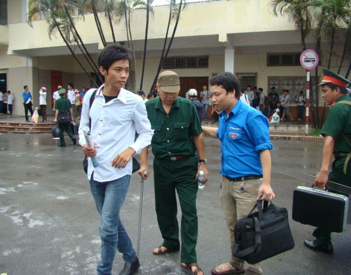 Cậu sinh viên này còn nhiệt tình đưa hai bố con ông Hòa ra tận chuyến xe buýt. Xem đáp án môn Vật lí - Xem đáp án môn Toán - Xem đáp án môn Hóa - Xem đáp án môn Ngoại ngữ Khối A1