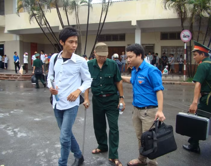 Cậu sinh viên này còn nhiệt tình đưa hai bố con ông Hòa ra tận chuyến xe buýt. Xem đáp án môn Vật lí - Xem đáp án môn Toán - Xem đáp án môn Hóa - Xem đáp án môn Ngoại ngữ Khối A1