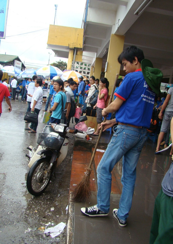 Dù là nam bạn sinh viên này cũng sẵn sàng cầm chổi quét dọn vệ sinh. Xem đáp án môn Vật lí - Xem đáp án môn Toán - Xem đáp án môn Hóa - Xem đáp án môn Ngoại ngữ Khối A1