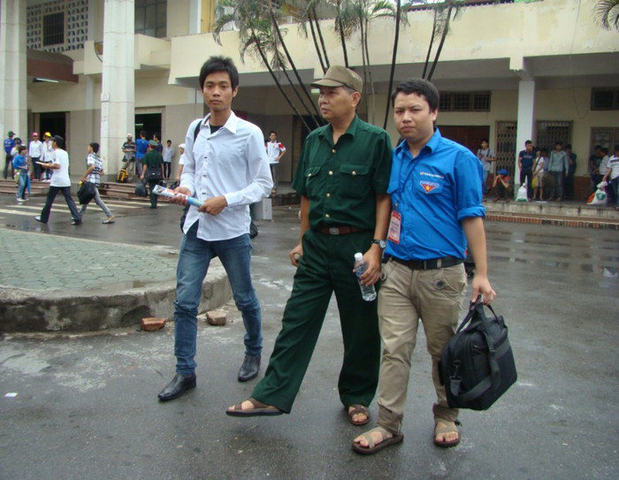 Ông Hòa chia sẻ: "Tôi bị thương tật trong chiến tranh biên giới nhưng nhà không còn ai cả thì đành phải đưa cháu đi thi. Chứ tôi đi lại vất vả, mệt lắm, được một lúc là phải dừng lại nghỉ". Xem đáp án môn Vật lí - Xem đáp án môn Toán - Xem đáp án môn Hóa - Xem đáp án môn Ngoại ngữ Khối A1