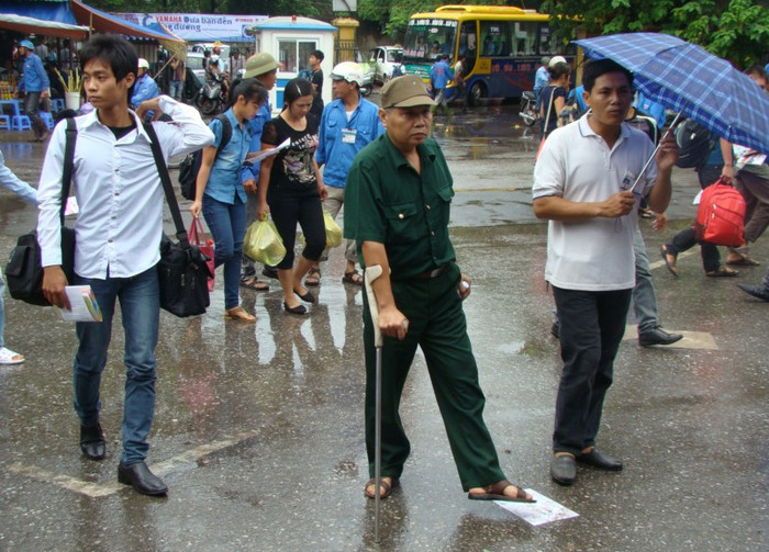 Thương binh hạng nặng với thương tật 85% vẫn miệt mài đưa con từ Thanh Hóa ra Hà Nội thi. Xem đáp án môn Vật lí - Xem đáp án môn Toán - Xem đáp án môn Hóa - Xem đáp án môn Ngoại ngữ Khối A1