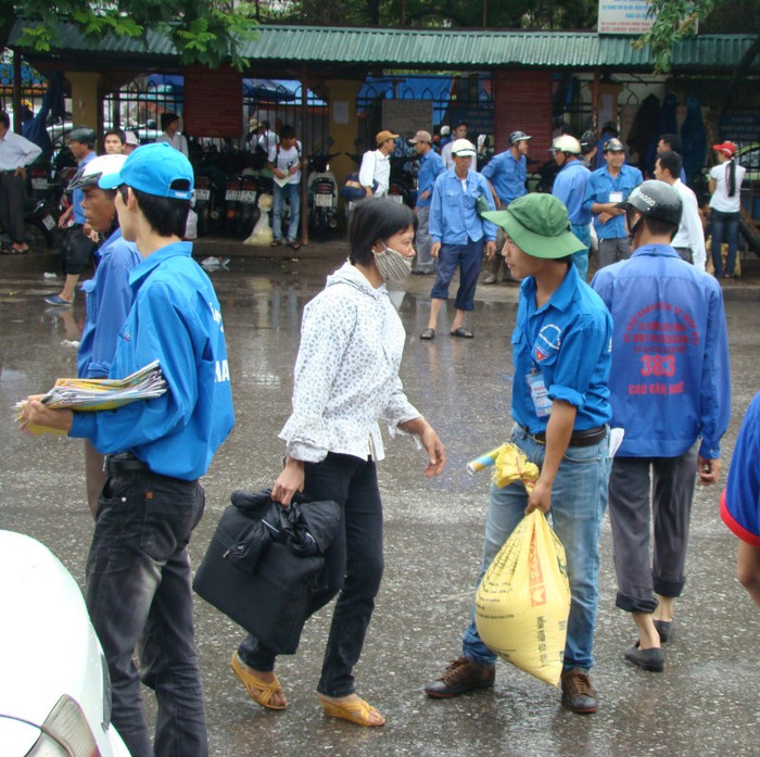Sinh viên tình nguyện là một phần không thể thiếu của các kì thi ĐH,CĐ. Từ mấy ngày nay tại các bến xe, nhà ga, cổng trường rất nhiều bóng dáng sinh viên tình nguyện ra sức giúp đỡ các sĩ tử đi thi. Xem đáp án môn Vật lí - Xem đáp án môn Toán - Xem đáp án môn Hóa - Xem đáp án môn Ngoại ngữ Khối A1