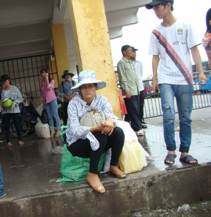 Những ngày thi ĐH đợt 1 mưa khá nhiều khiến sĩ tử cùng người nhà về Thủ đô tương đối vất vả. Xem đáp án môn Vật lí - Xem đáp án môn Toán - Xem đáp án môn Hóa - Xem đáp án môn Ngoại ngữ Khối A1