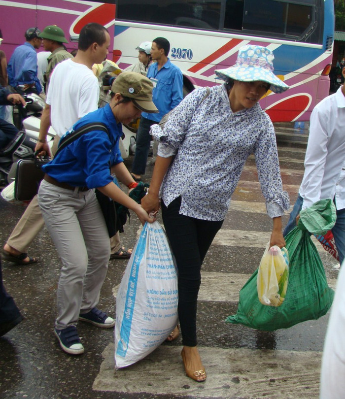 Nữ sinh cũng sẵn sàng khuân vác đồ cho sĩ tử. Xem đáp án môn Vật lí - Xem đáp án môn Toán - Xem đáp án môn Hóa - Xem đáp án môn Ngoại ngữ Khối A1