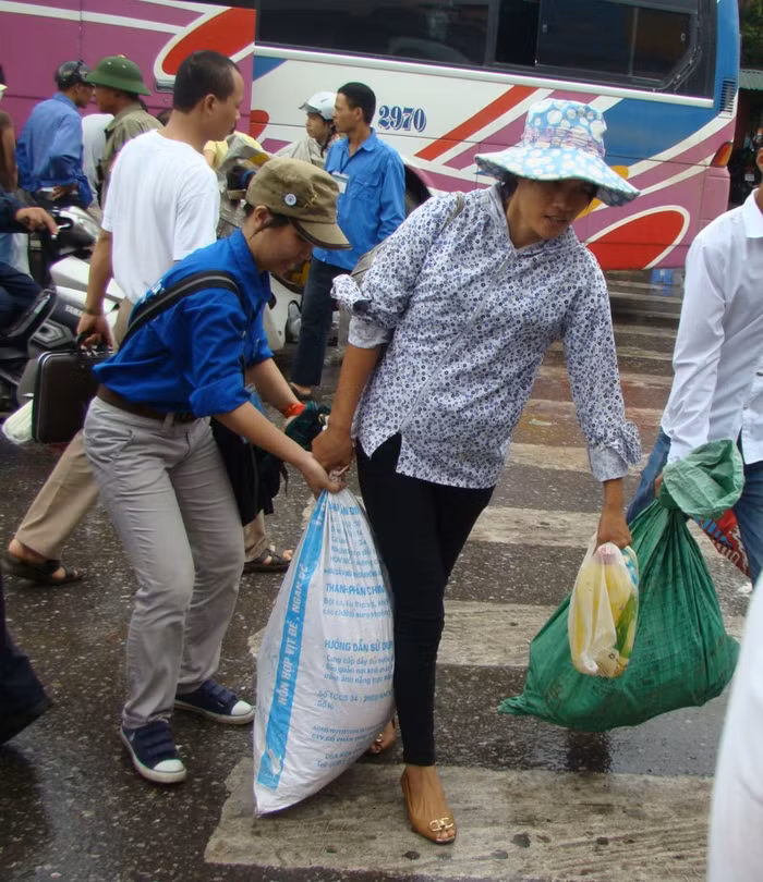 Nữ sinh cũng sẵn sàng khuân vác đồ cho sĩ tử. Xem đáp án môn Vật lí - Xem đáp án môn Toán - Xem đáp án môn Hóa - Xem đáp án môn Ngoại ngữ Khối A1