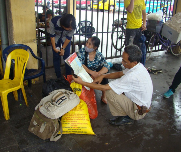 Nhiều gia đình cả bố mẹ cùng đưa con đi thi với lỉnh kỉnh đồ đạc. Xem đáp án môn Vật lí - Xem đáp án môn Toán - Xem đáp án môn Hóa - Xem đáp án môn Ngoại ngữ Khối A1