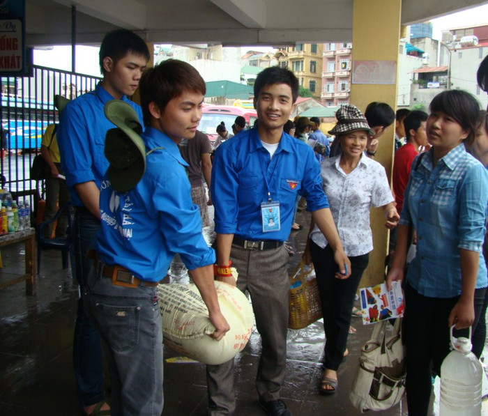 Sinh viên tình nguyện khuân vác đồ giúp các sĩ tử đi thi, một hình ảnh quen thuộc tại bến xe Giáp Bát. Xem đáp án môn Vật lí - Xem đáp án môn Toán - Xem đáp án môn Hóa - Xem đáp án môn Ngoại ngữ Khối A1