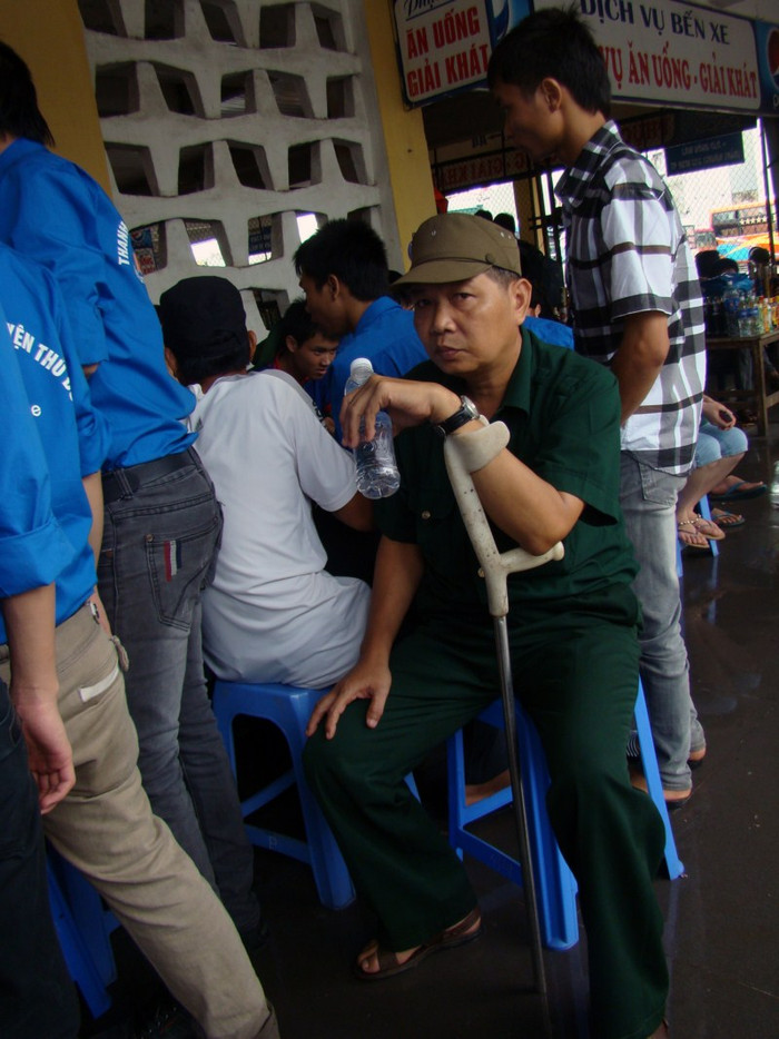 Ông Bùi Thanh Hòa được các bạn sinh viên tại bến xe Giáp Bát nhiệt tình hướng dẫn đường đi, xe buýt để hai bố con ông có thể lên được địa điểm thi là Trường ĐH Công nghệ Việt Hung. Xem đáp án môn Vật lí - Xem đáp án môn Toán - Xem đáp án môn Hóa - Xem đáp án môn Ngoại ngữ Khối A1