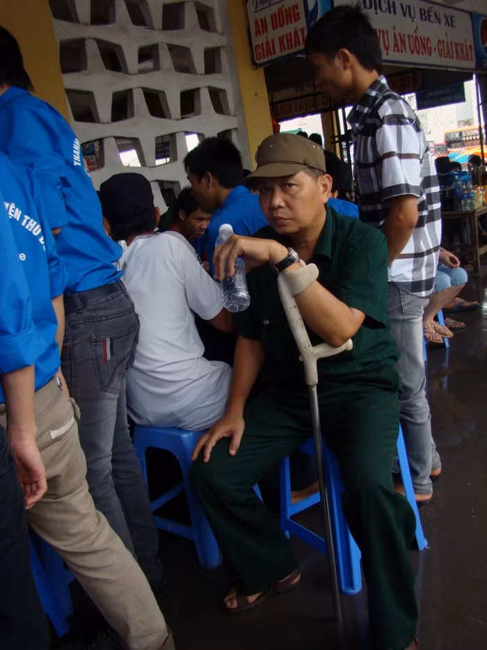 Ông Bùi Thanh Hòa được các bạn sinh viên tại bến xe Giáp Bát nhiệt tình hướng dẫn đường đi, xe buýt để hai bố con ông có thể lên được địa điểm thi là Trường ĐH Công nghệ Việt Hung. Xem đáp án môn Vật lí - Xem đáp án môn Toán - Xem đáp án môn Hóa - Xem đáp án môn Ngoại ngữ Khối A1