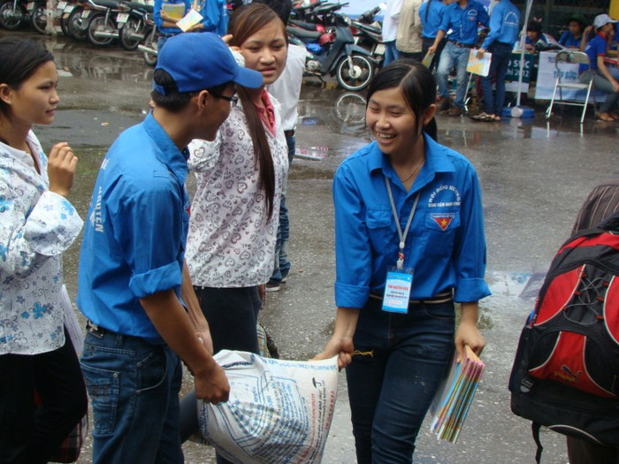 Có những lúc trời nắng to, có khi lại mưa lớn... nhưng các sinh viên tình nguyện luôn hết lòng với vai trò "tình nguyện". Xem đáp án môn Vật lí - Xem đáp án môn Toán - Xem đáp án môn Hóa - Xem đáp án môn Ngoại ngữ Khối A1