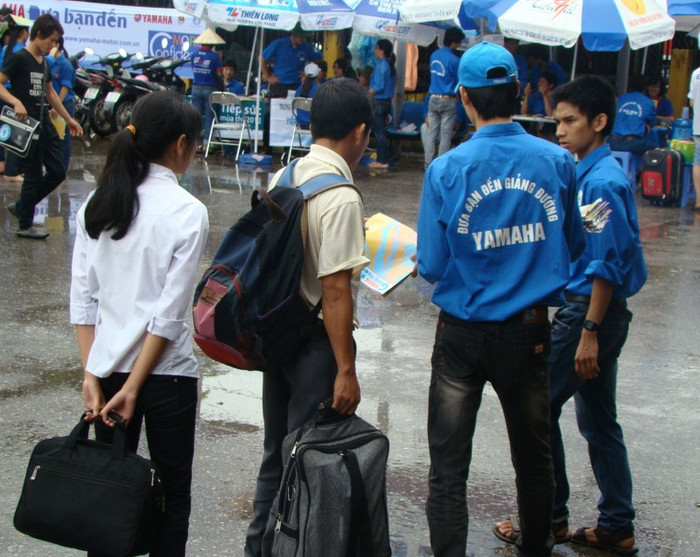 Cung cấp, hướng dẫn nhiều thông tin cần thiết cho sĩ tử: như đường đi, các chuyến xe, nhà trọ. Xem đáp án môn Vật lí - Xem đáp án môn Toán - Xem đáp án môn Hóa - Xem đáp án môn Ngoại ngữ Khối A1