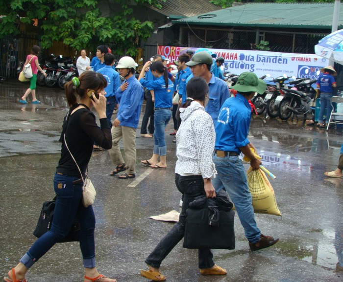 Tại bến xe Giáp Bát, sinh viên tình nguyện khuân vác đồ giúp sĩ tử. Xem đáp án môn Vật lí - Xem đáp án môn Toán - Xem đáp án môn Hóa - Xem đáp án môn Ngoại ngữ Khối A1