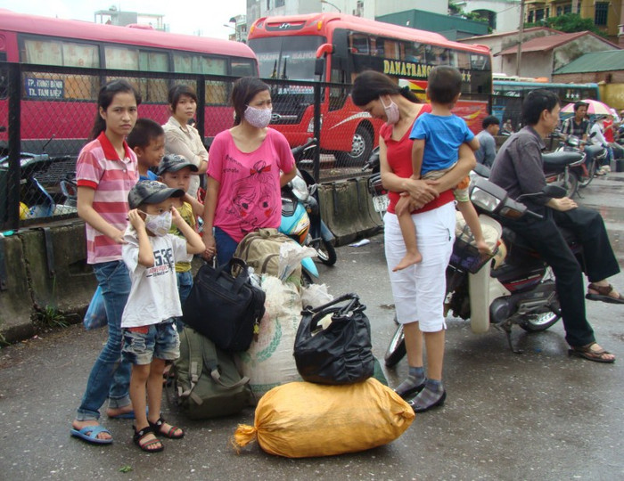 Một đại gia đình đến từ Ninh Bình đưa sĩ tử đi thi chia sẻ: "Gia đình tôi đưa cháu đi thi tranh thủ đến thăm họ hàng luôn thể, cũng là để gần cháu chăm sóc, động viên nó trong những ngày quan trọng này". Xem đáp án môn Vật lí - Xem đáp án môn Toán - Xem đáp án môn Hóa - Xem đáp án môn Ngoại ngữ Khối A1