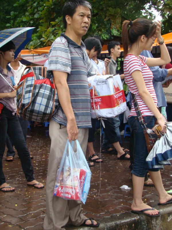 Hai bố con ngơ ngác chưa biết giờ nào mới lên được xe về quê. Xem đáp án môn Vật lí - Xem đáp án môn Toán - Xem đáp án môn Hóa - Xem đáp án môn Ngoại ngữ Khối A1