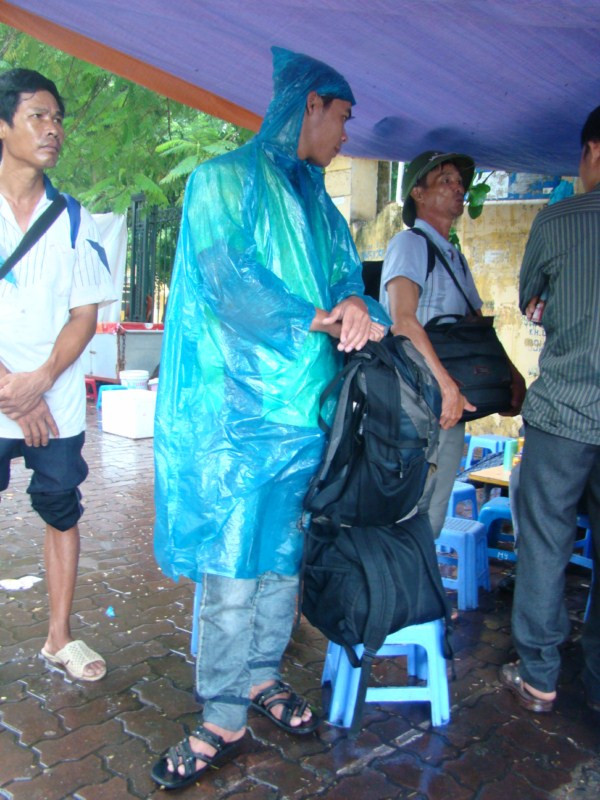 Tại cổng trường ĐH Bách Khoa: Ngay từ sáng sớm đã có rất nhiều phụ huynh lỉnh kỉnh đồ đạc vừa đưa con đi thi, vừa chuẩn bị về quê. Xem đáp án môn Vật lí - Xem đáp án môn Toán - Xem đáp án môn Hóa - Xem đáp án môn Ngoại ngữ Khối A1