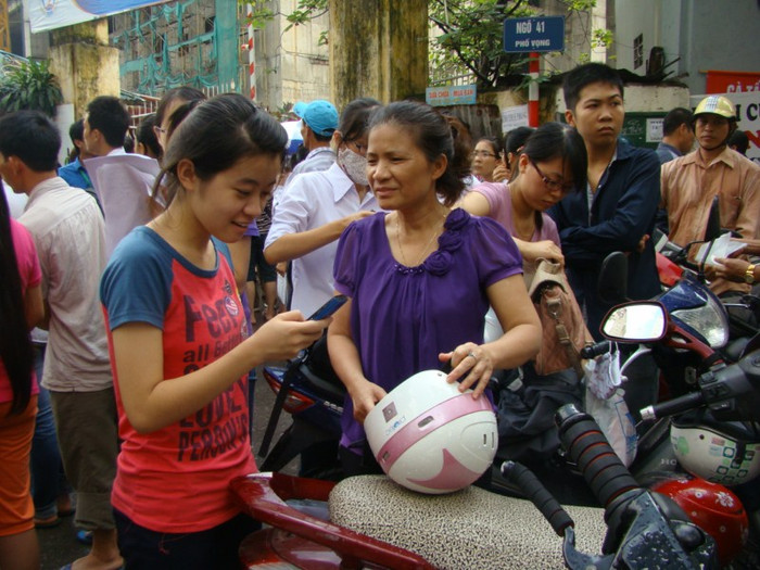 Niềm vui ào đến với thí sinh này khi em kết thúc đợt thi với bài thi môn Hóa khá tốt. Xem đáp án môn Vật lí - Xem đáp án môn Toán - Xem đáp án môn Hóa - Xem đáp án môn Ngoại ngữ Khối A1