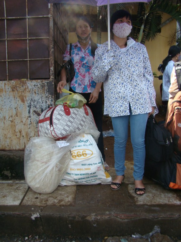 10h nắng lại chói chang, khiến nhiều sĩ tử phải tìm chỗ trốn nắng Xem đáp án môn Vật lí - Xem đáp án môn Toán - Xem đáp án môn Hóa - Xem đáp án môn Ngoại ngữ Khối A1