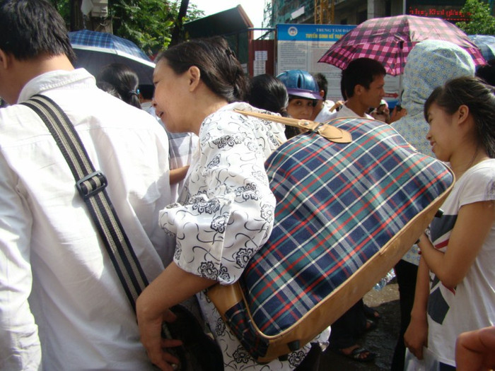 Tại cổng trường ĐH Kinh tế Quốc dân, hết giờ thi các sĩ tử được phụ huynh đón Xem đáp án môn Vật lí - Xem đáp án môn Toán - Xem đáp án môn Hóa - Xem đáp án môn Ngoại ngữ Khối A1