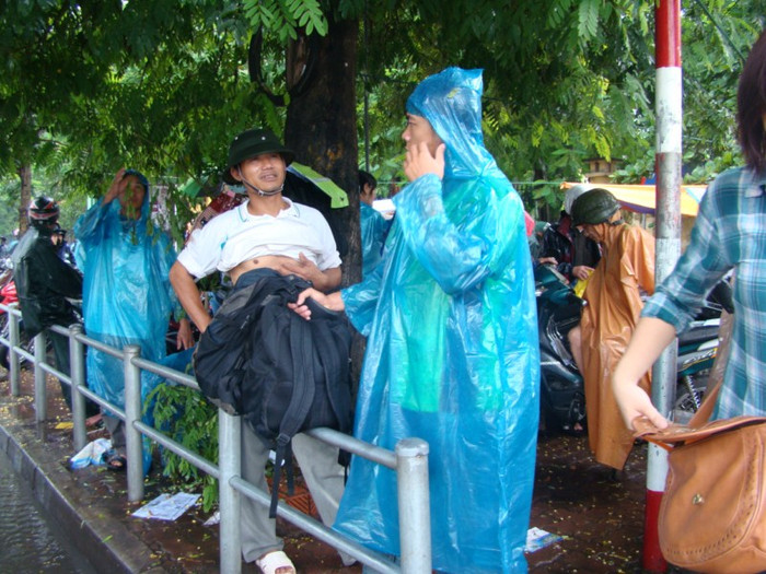 Phụ huynh nào cũng hai ba túi xách chuẩn bị đợi sĩ tử thi xong. Xem đáp án môn Vật lí - Xem đáp án môn Toán - Xem đáp án môn Hóa - Xem đáp án môn Ngoại ngữ Khối A1