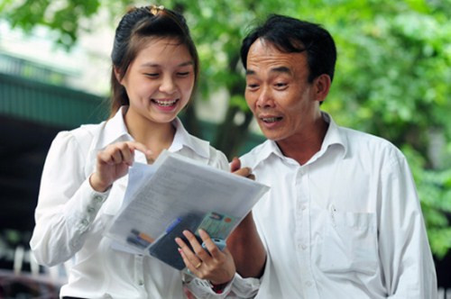 Thí sinh chia sẻ với phụ huynh khi làm bài xong (ảnh minh họa)