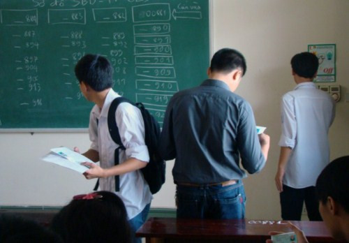 Thí sinh bước vào phòng thi