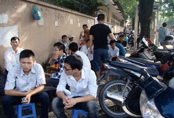 Những đồ ăn, thức uống từ hàng quán vỉa hè có thể khiến sĩ tử gặp sự cố bất cứ lúc nào (Ảnh: Bích Thảo)