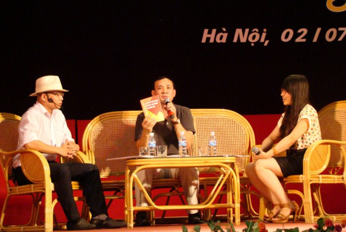 PGS.TS Nguyễn Trung Việt - Trưởng ban Thư kí Hội đồng tuyển sinh trực tiếp giải đáp những thắc mắc về quy chế, chia sẻ kinh nghiệm thi cử cho sĩ tử. Nhiều câu hỏi thú vị và thiết thực được đặt ra. Một câu hỏi thú vị được các bạn sĩ tử đặt ra là trường hợp vào phòng thi bị sĩ tử khác dọa dùng vũ lực nếu như không cho chép bài thì thí sinh sẽ phải làm gì? Ông Việt cho rằng trước tiên sĩ tử phải bình tĩnh dùng lời lẽ nhẹ nhàng nói nhỏ với bạn kia là không thể vi phạm quy chế. Nếu không được thì nhờ đến giám thị vào cuộc để đảm bảo quyền lợi cho mình. PGS.TS Nguyễn Trung Việt - Trưởng ban Thư kí Hội đồng tuyển sinh trực tiếp giải đáp những thắc mắc về quy chế, chia sẻ kinh nghiệm thi cử cho sĩ tử. Nhiều câu hỏi thú vị và thiết thực được đặt ra. Một câu hỏi thú vị được các bạn sĩ tử đặt ra là trường hợp vào phòng thi bị sĩ tử khác dọa dùng vũ lực nếu như không cho chép bài thì thí sinh sẽ phải làm gì? Ông Việt cho rằng trước tiên sĩ tử phải bình tĩnh dùng lời lẽ nhẹ nhàng nói nhỏ với bạn kia là không thể vi phạm quy chế. Nếu không được thì nhờ đến giám thị vào cuộc để đảm bảo quyền lợi cho mình.