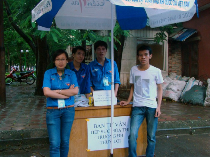 Ngoài cổng trường sinh viên tình nguyện của Trường ĐH Thủy Lợi vẫn miệt mài chờ đợi và tư vấn cho sĩ tử dù trời mưa gió. Ngoài cổng trường sinh viên tình nguyện của Trường ĐH Thủy Lợi vẫn miệt mài chờ đợi và tư vấn cho sĩ tử dù trời mưa gió.