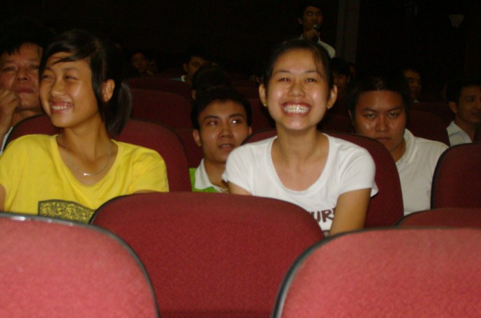 Những nụ cười tươi rói của sĩ tử với sự nhiệt tình, hóm hỉnh của các tổ tư vấn Những nụ cười tươi rói của sĩ tử với sự nhiệt tình, hóm hỉnh của các tổ tư vấn